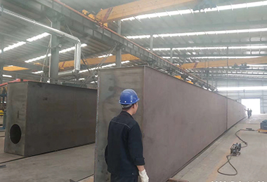 新型欧式结构门式起重机主梁制作